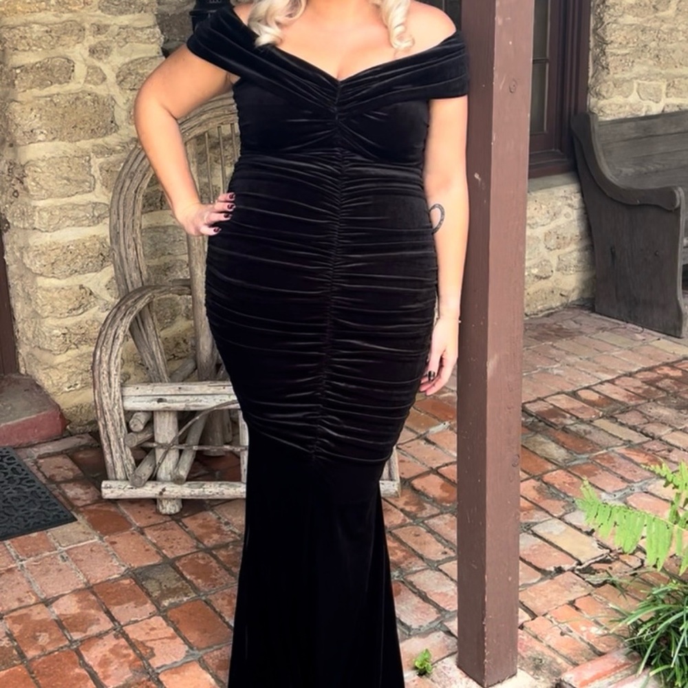 Fashion Nova Black One-Shoulder Velvet Ruched Gown
